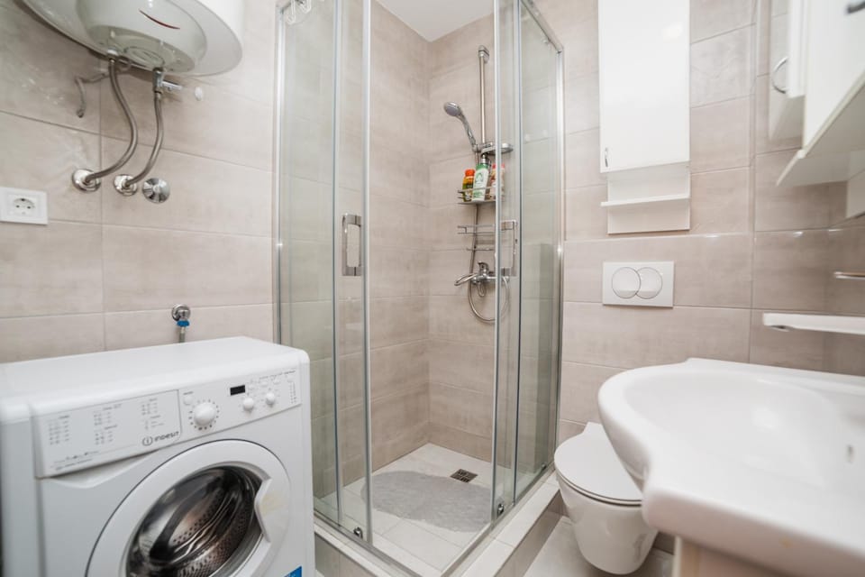Shower, Toilet, Bathroom, towels, washing machine