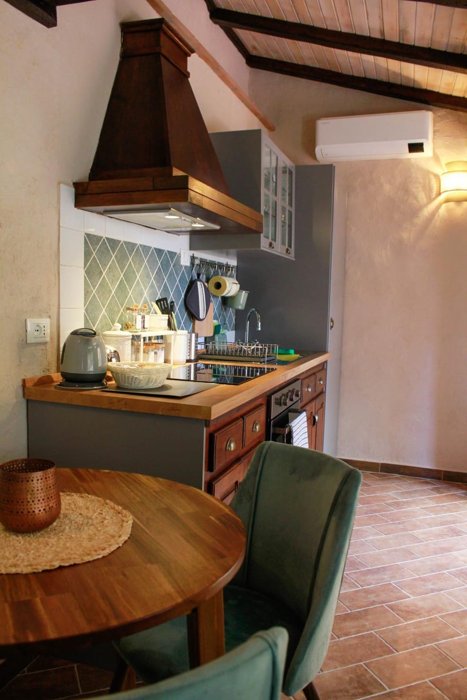 Kitchen or kitchenette, Dining area, stove