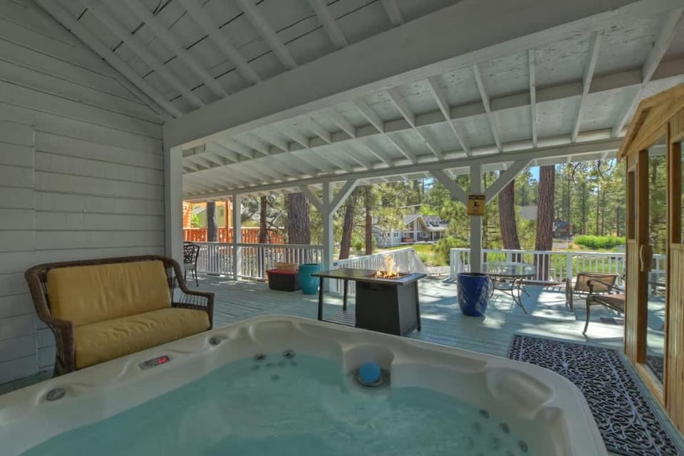 Gray Wolf Lodge Lake Hot Tub House in Big Bear