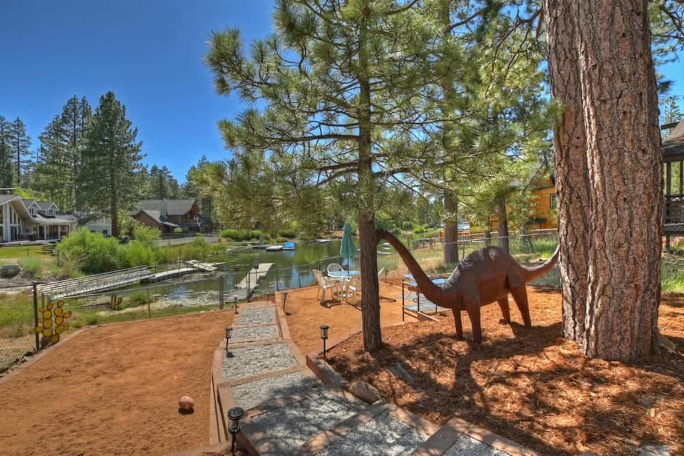 Gray Wolf Lodge Lake Hot Tub House in Big Bear
