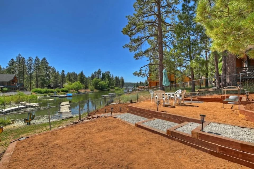 Gray Wolf Lodge Lake Hot Tub House in Big Bear