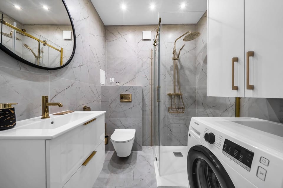 Shower, Toilet, Bathroom, towels, washing machine