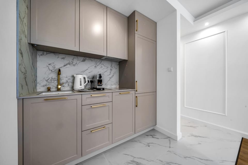 Coffee/tea facilities, Kitchen or kitchenette, stove