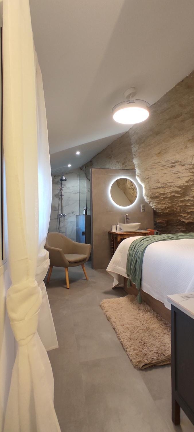 Bed, Photo of the whole room, Bedroom