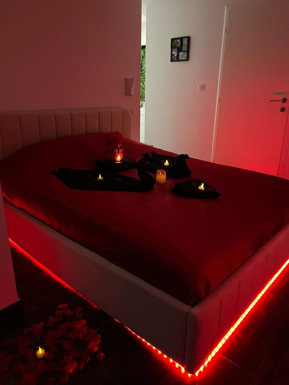 Love room: Aux plaisirs des sens jacuzzi privé Apartment in Grand Est
