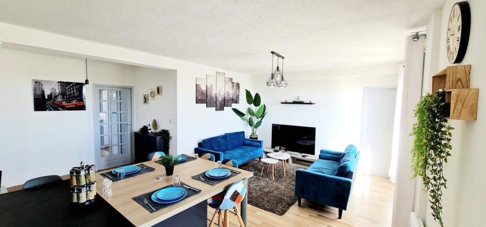 TV and multimedia, Living room, Seating area, Dining area