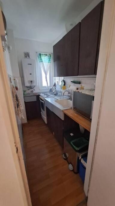Kitchen or kitchenette, oven, stove