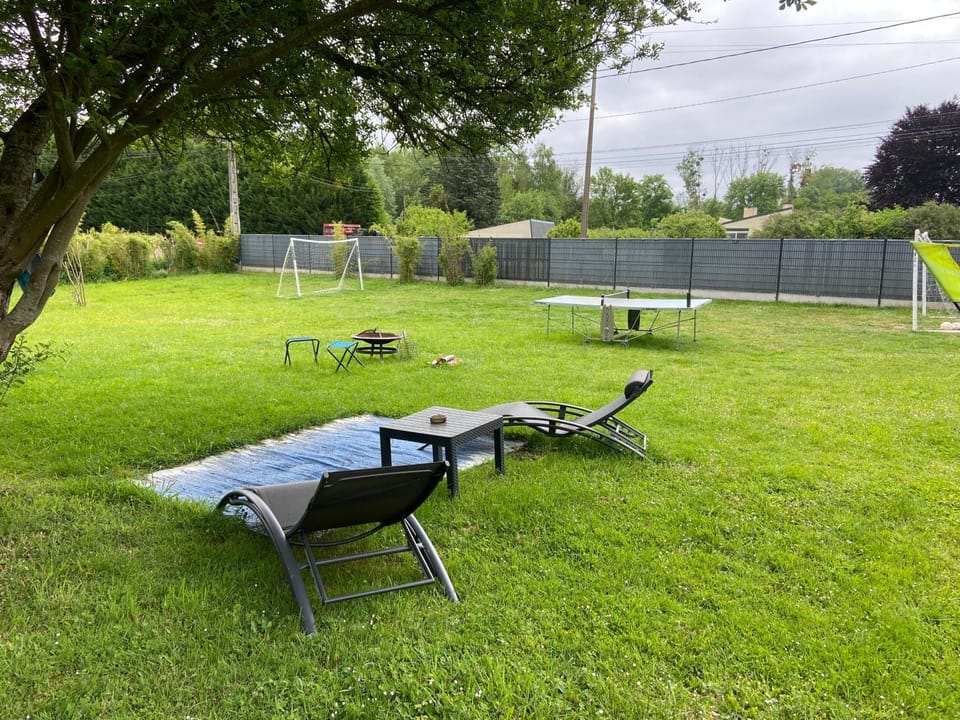 Camping-car au Charme de la Forêt avec jardin Accès à pied Circuit des 25 Bosses Luxury tent in Île-de-France