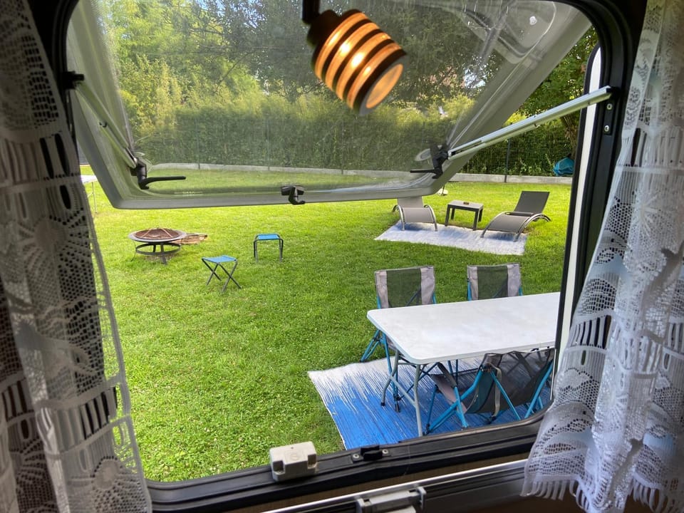 Camping-car au Charme de la Forêt avec jardin Accès à pied Circuit des 25 Bosses Luxury tent in Île-de-France