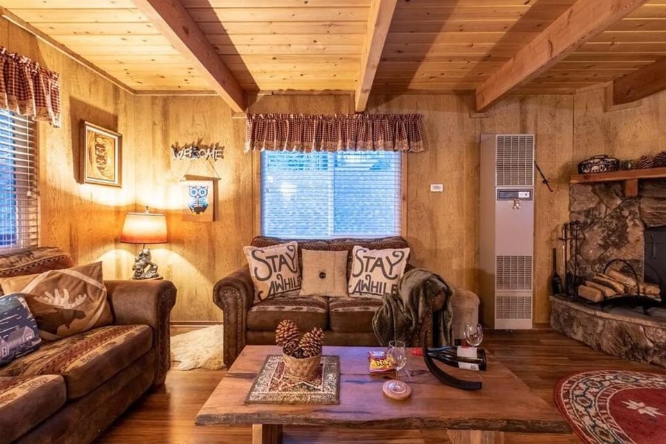 Oakwoods Cabin W/ Hot Tub Near Snow Summit Cabin in Big Bear