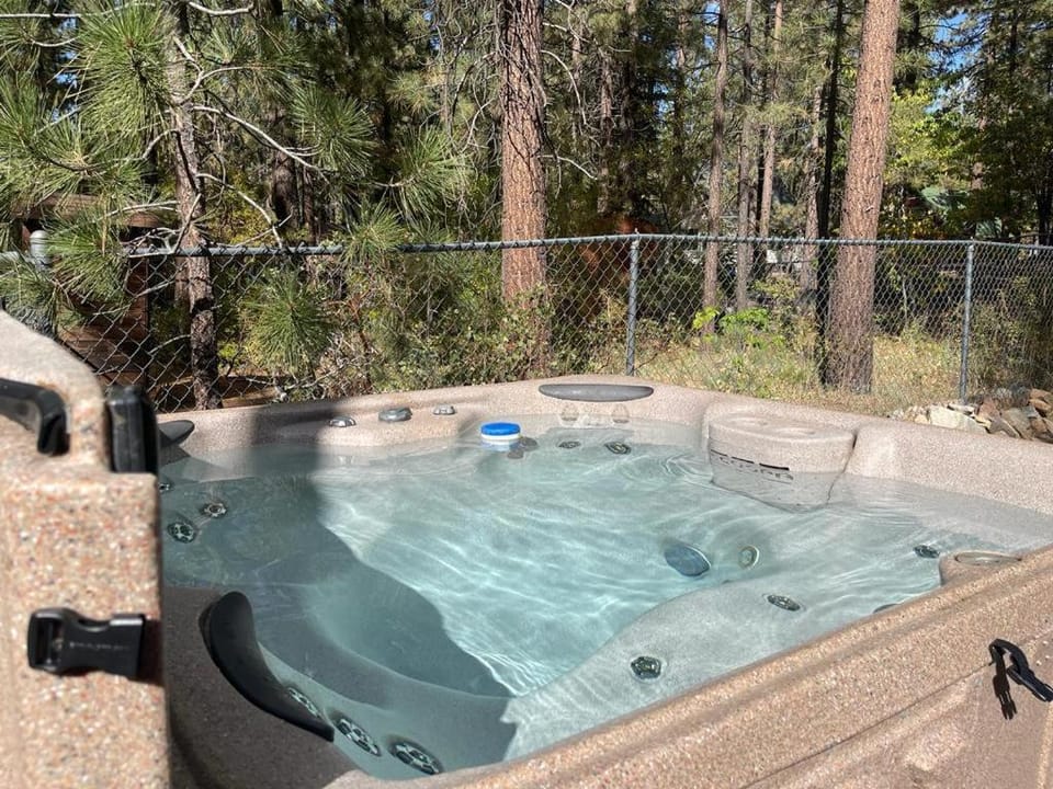 Oakwoods Cabin W/ Hot Tub Near Snow Summit Cabin in Big Bear