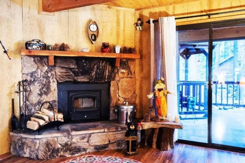 Oakwoods Cabin W/ Hot Tub Near Snow Summit Cabin in Big Bear