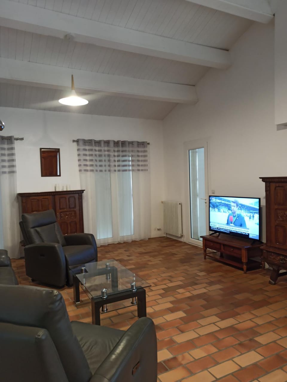 Communal lounge/ TV room, TV and multimedia, Living room, Seating area, Evening entertainment