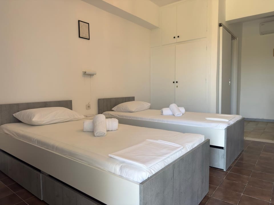 Bed, Bedroom, towels, wardrobe