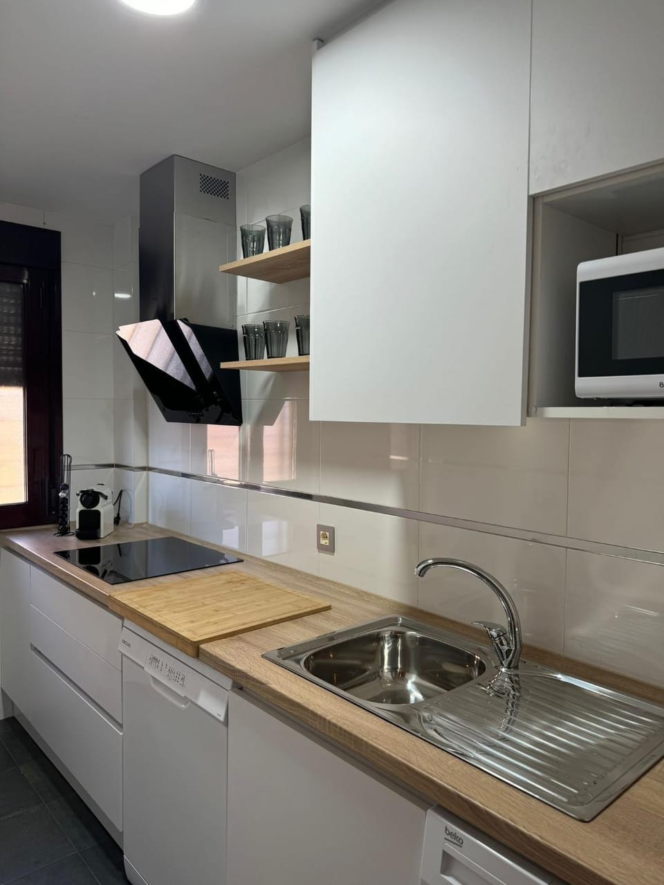 Kitchen or kitchenette, dishwasher, stove