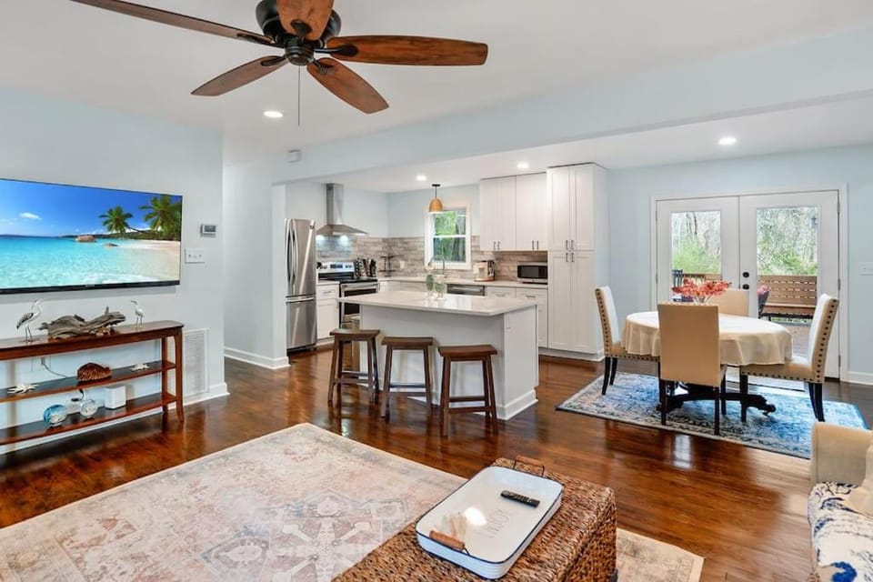 Camellia House - 6 minutes to MCRD Parris Island Graduation Family Friendly, Beach Pass Included, Renovated House in Port Royal