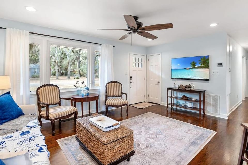 Camellia House - 6 minutes to MCRD Parris Island Graduation Family Friendly, Beach Pass Included, Renovated House in Port Royal