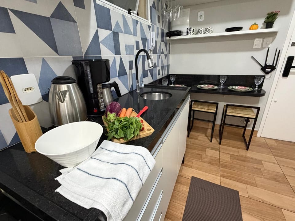 Coffee/tea facilities, Kitchen or kitchenette, oven, stove