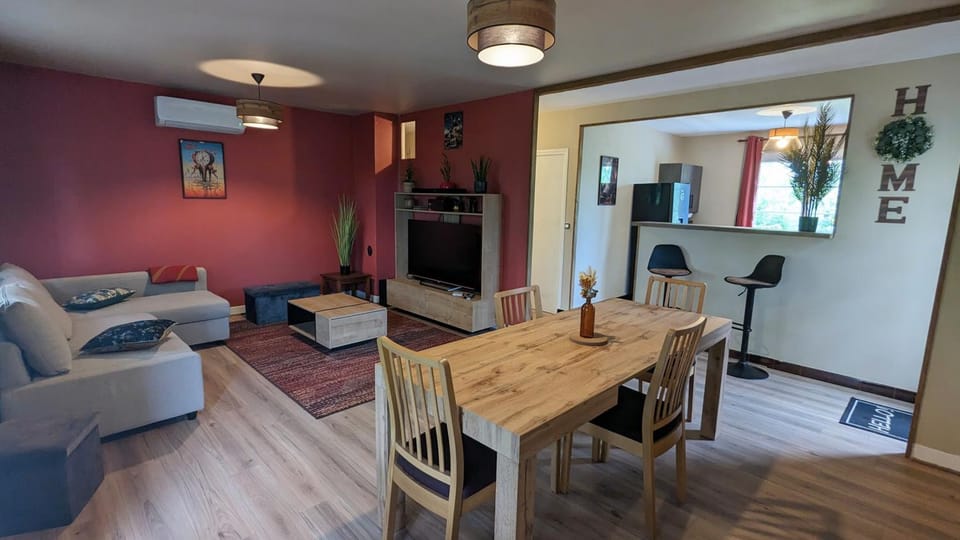 TV and multimedia, Living room, Seating area, air conditioner