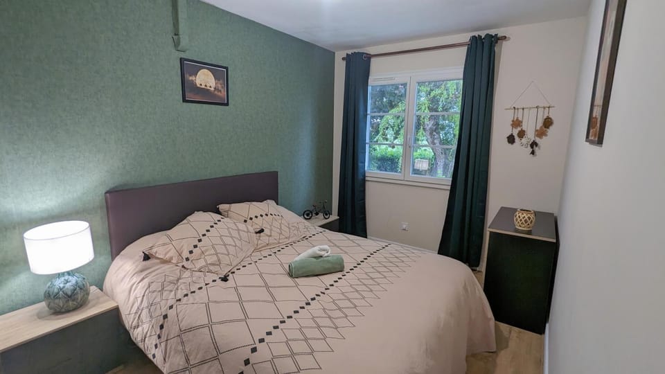 Bed, Photo of the whole room, Bedroom