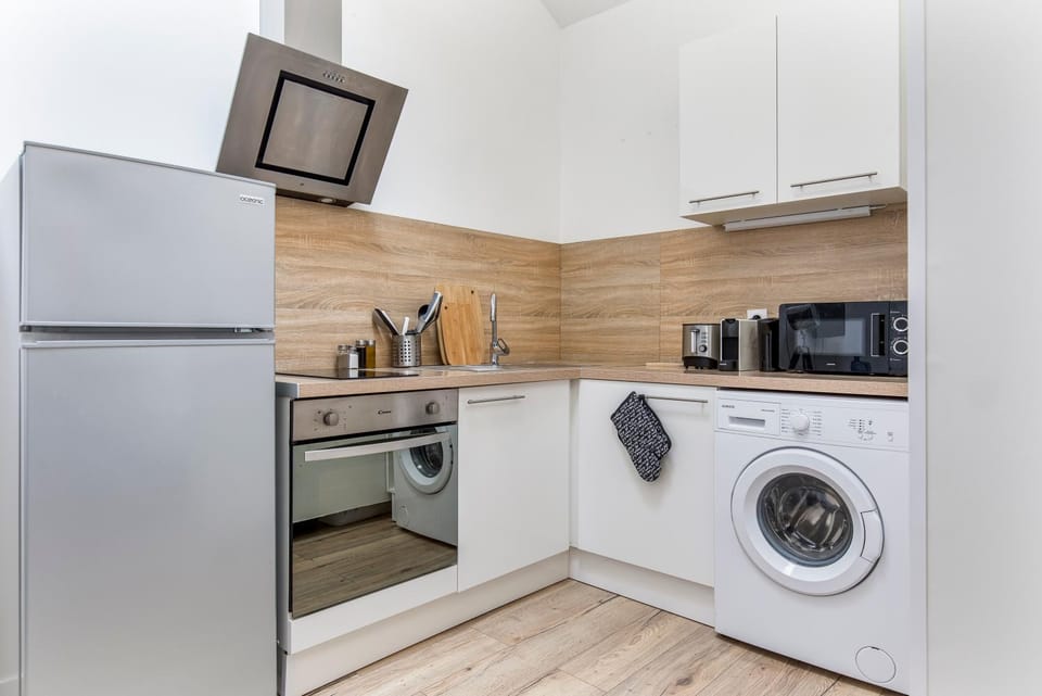 Kitchen or kitchenette, oven, stove, toaster, washing machine