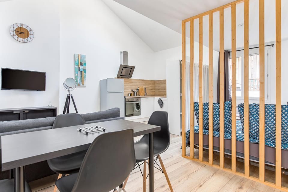 TV and multimedia, Kitchen or kitchenette, Living room, Seating area, Dining area
