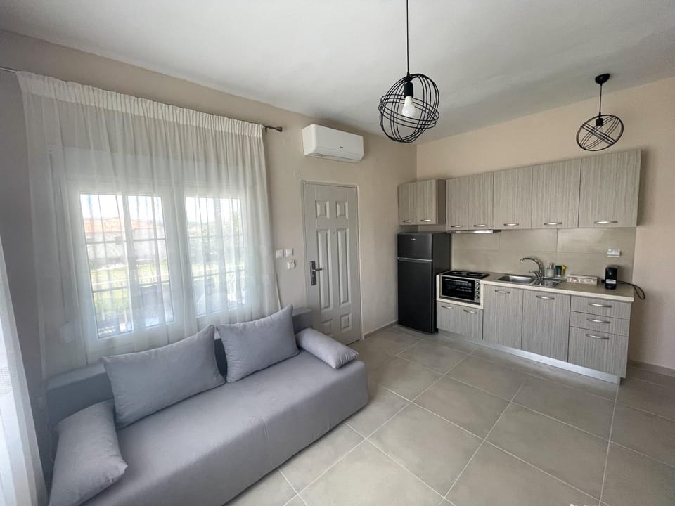 Coffee/tea facilities, Kitchen or kitchenette, Living room, stove