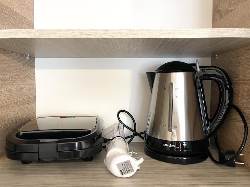 Coffee/tea facilities, toaster