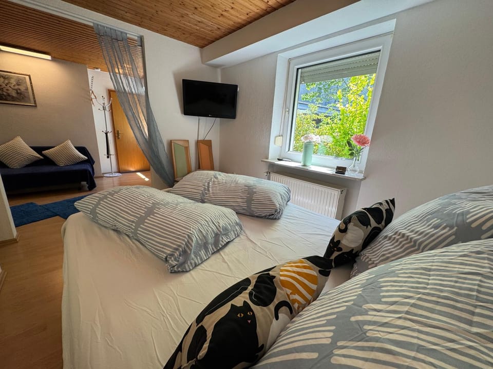 Gemütliche Ferienwohnung nähe Schloss Benrath & Rhein Düsseldorf Urdenbach Apartment in Dusseldorf