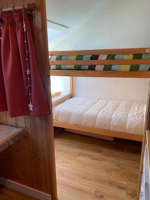 Bedroom, bunk bed