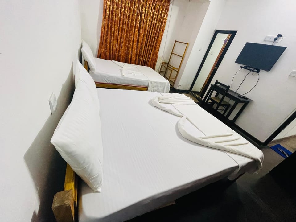 EESTEE Canal Hotel in Colombo