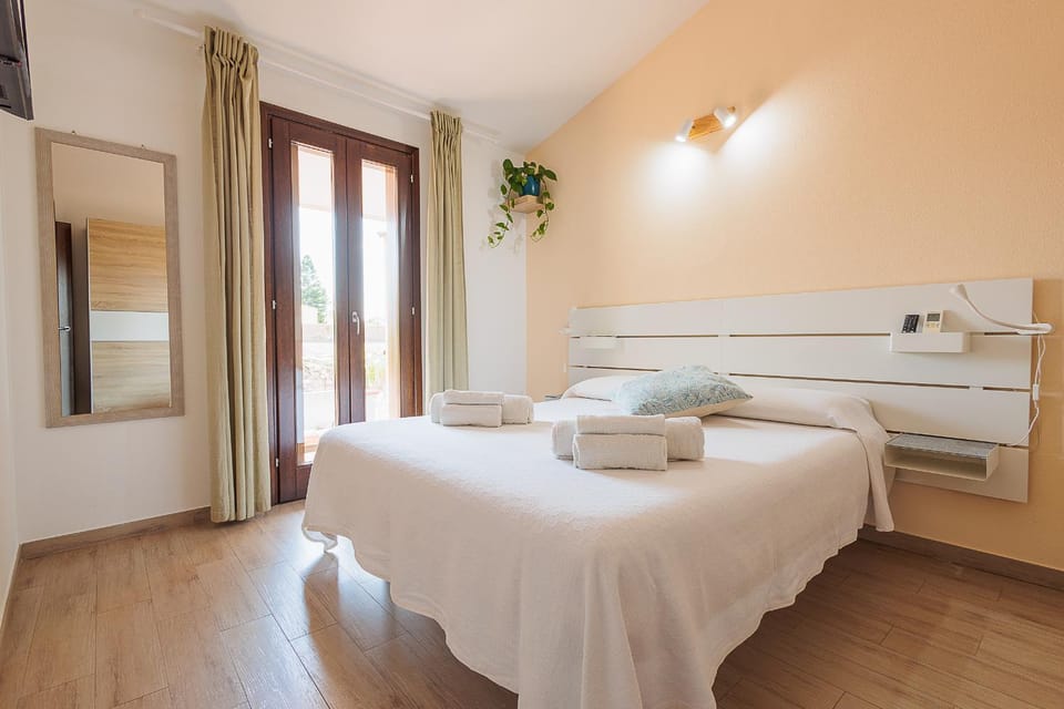 Nearby landmark, Bed, Night, People, Property logo or sign, Property logo or sign, Property logo or sign, Winter, Summer, TV and multimedia, Floor plan, Bedroom, Guests, Seasons, furniture, internet, internet, locker, towels, towels, wardrobe