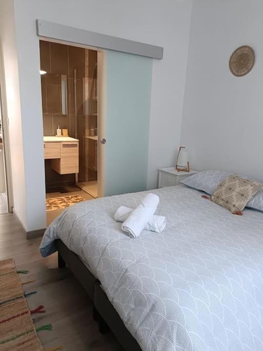 Bed, Bathroom, Bedroom, towels