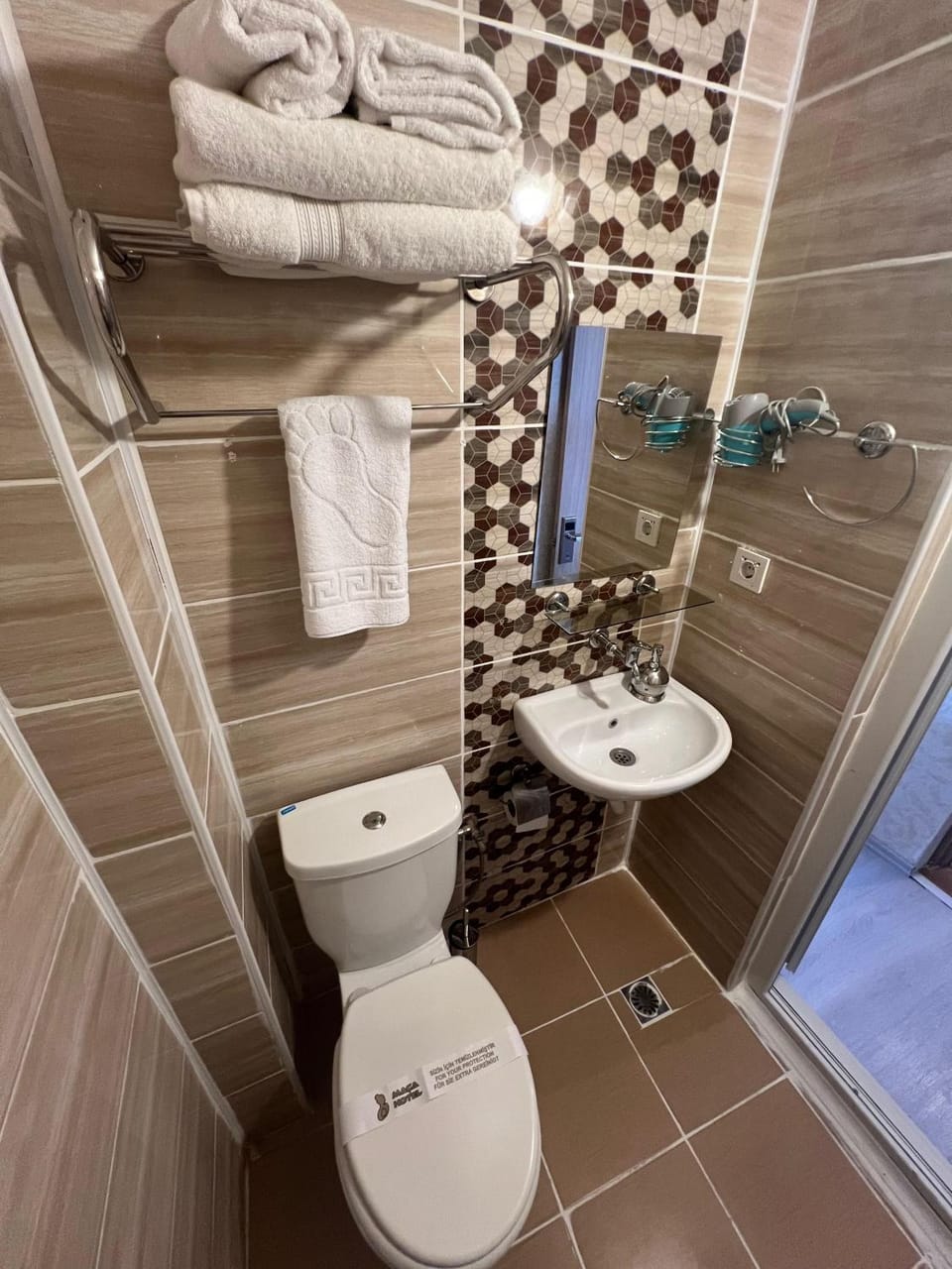 Shower, Toilet, Bathroom, towels
