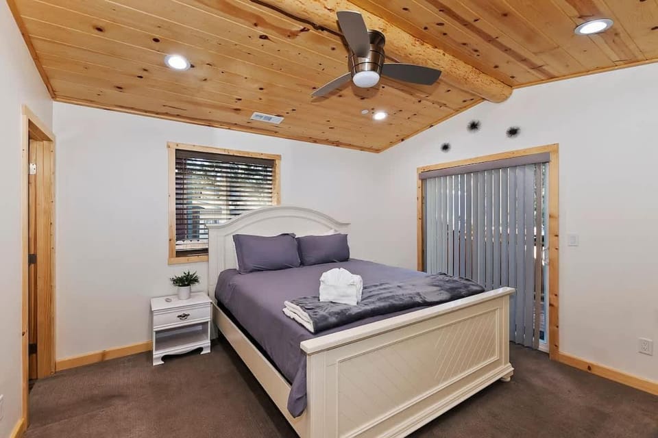 Stylish Elysian Big Bear Cabin w Enclosed backyard Cabin in Southern California