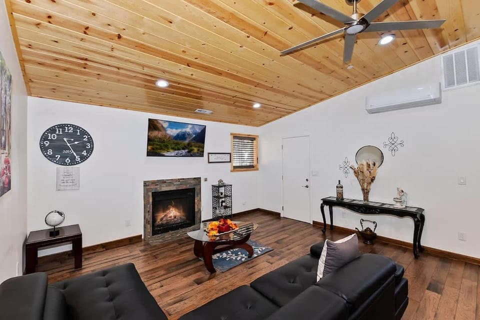 Stylish Elysian Big Bear Cabin w Enclosed backyard Cabin in Southern California