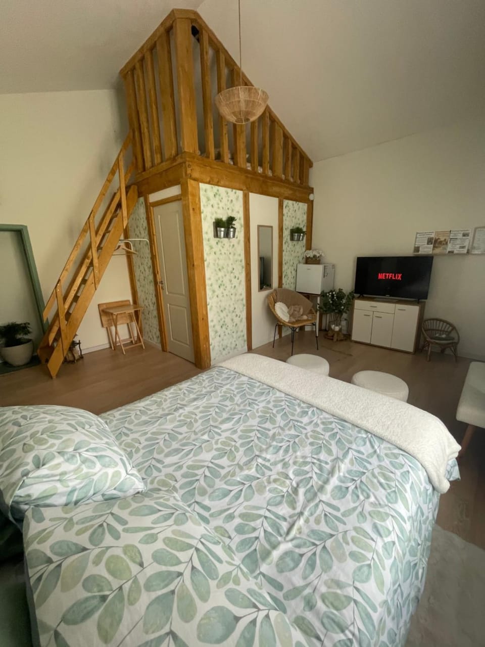 Bed, TV and multimedia, Bedroom