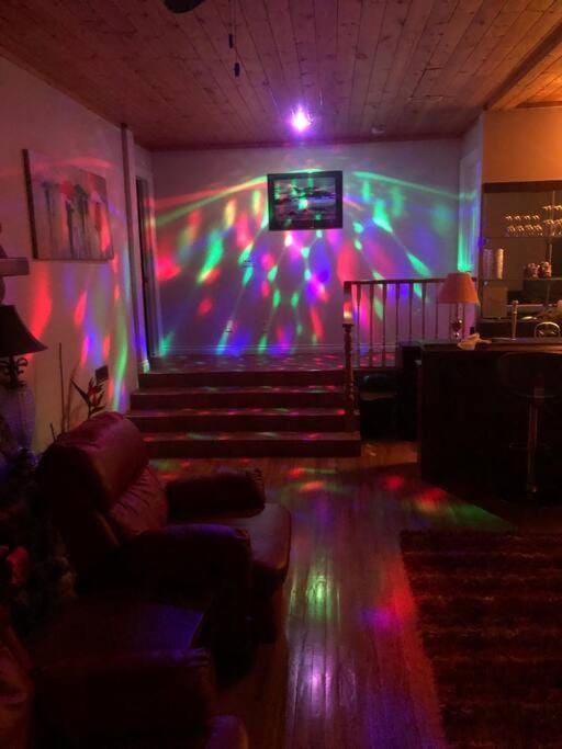 Nightclub / DJ, Lounge or bar, Evening entertainment