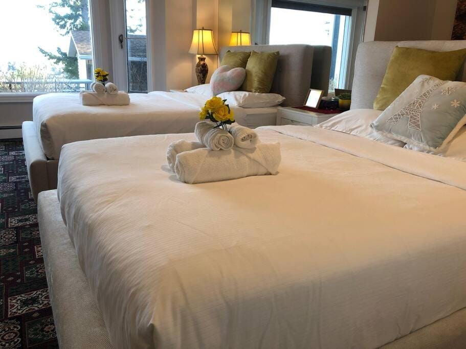 Bed, Photo of the whole room, Bedroom, towels