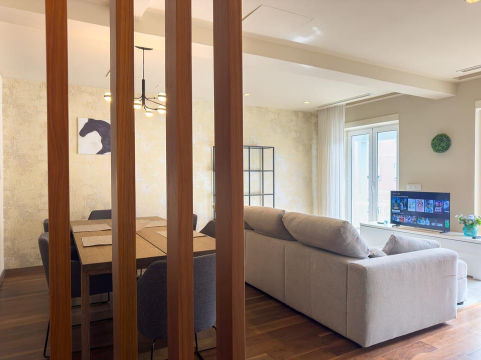 TV and multimedia, Living room, Photo of the whole room, Dining area