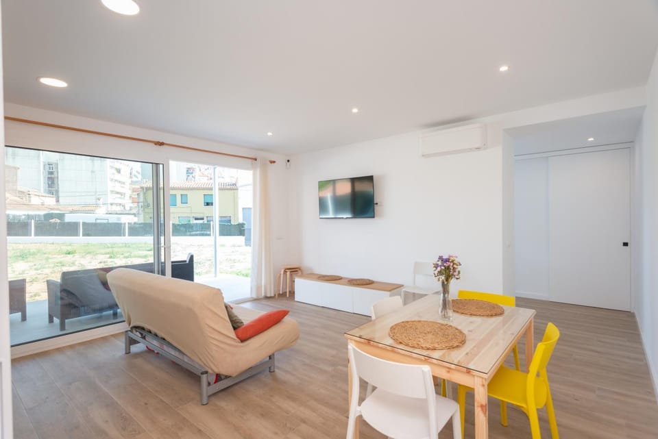 TV and multimedia, Living room, Seating area, Dining area