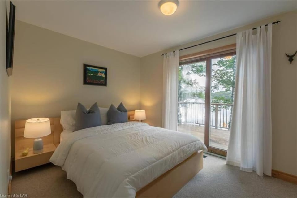 3BR Rebecca Lakehouse with Fireplace Wifi and Dock Chalet in Lake of Bays