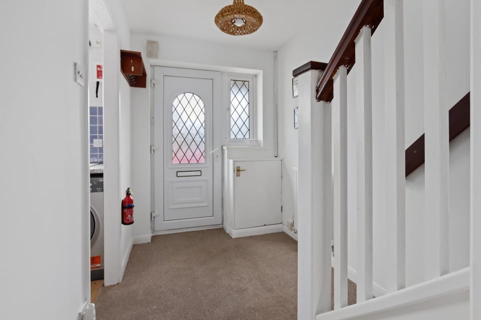Luxurious 2-Bedroom Haven in Vibrant Robinhood: Ideal for Business or Leisure Stay House in Nottingham