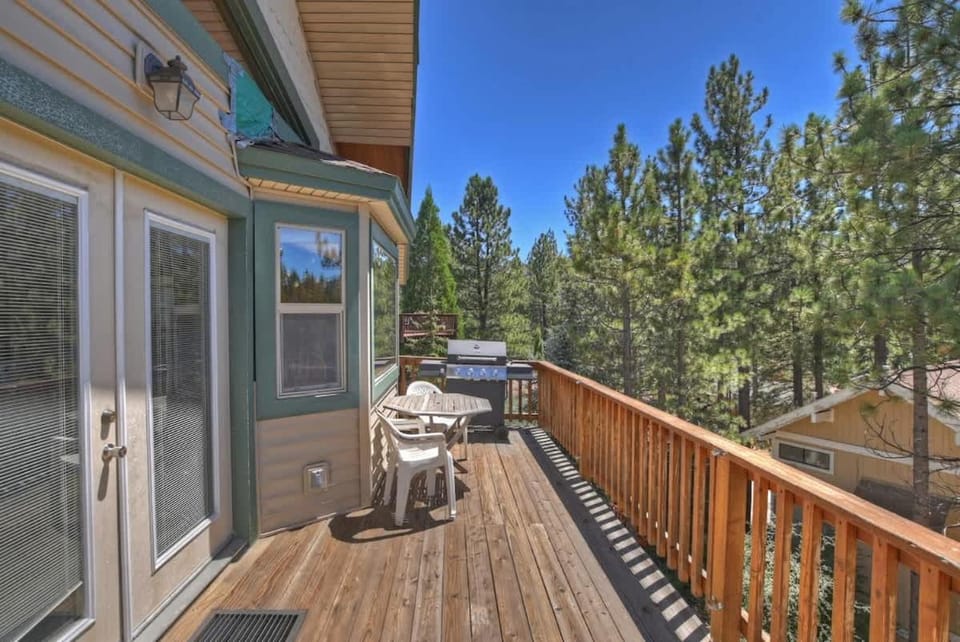 Monterey Mountain View Cabin Cabin in Big Bear