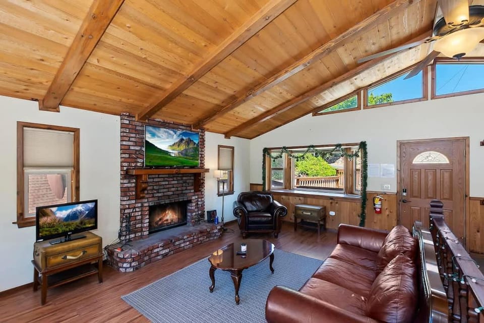 Monterey Mountain View Cabin Cabin in Big Bear