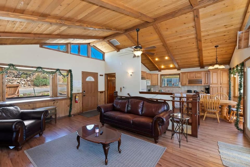 Monterey Mountain View Cabin Cabin in Big Bear