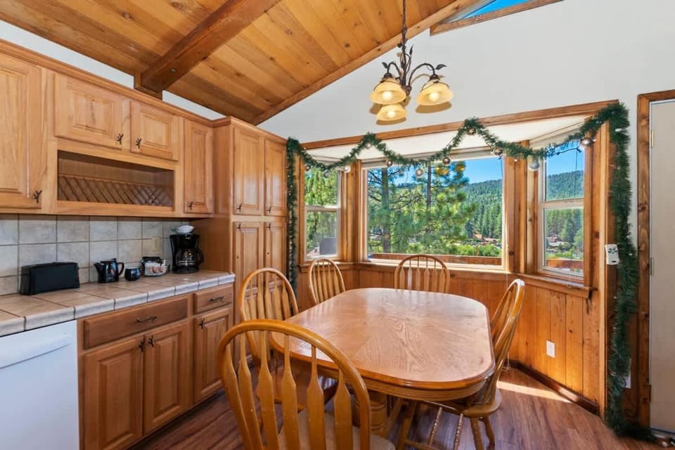 Monterey Mountain View Cabin Cabin in Big Bear