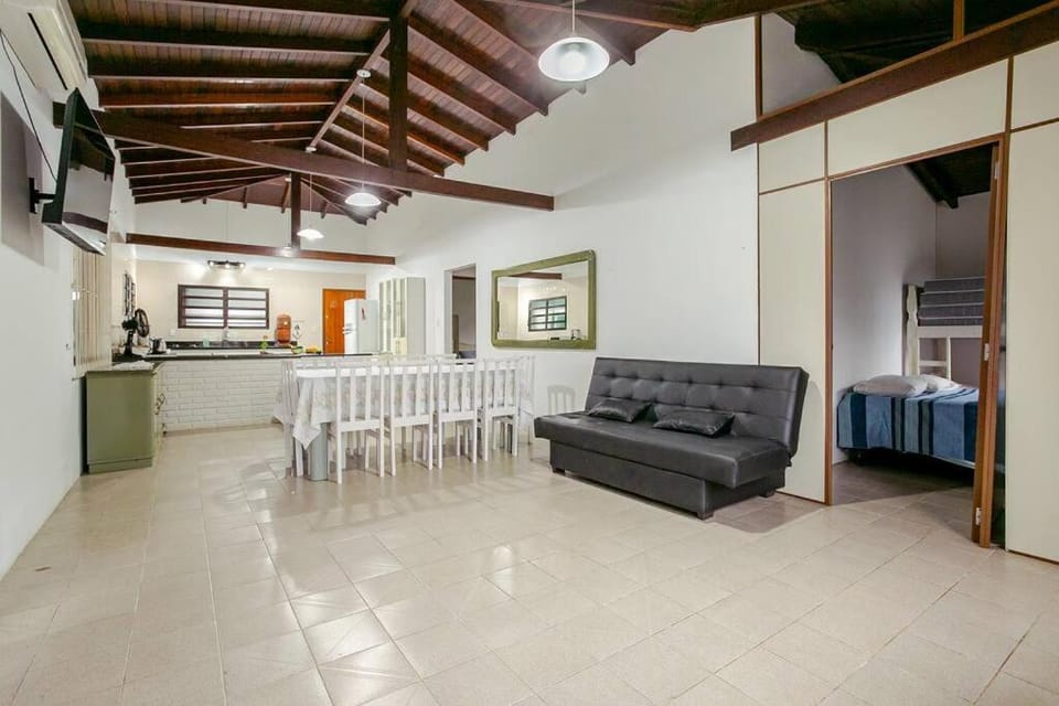 Praia tranquila, com piscina e jacuzzi House in Florianopolis