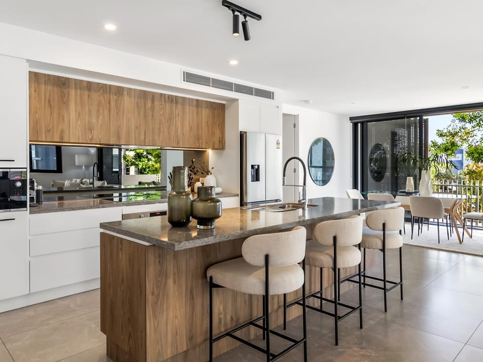 Kitchen or kitchenette, Dining area, oven