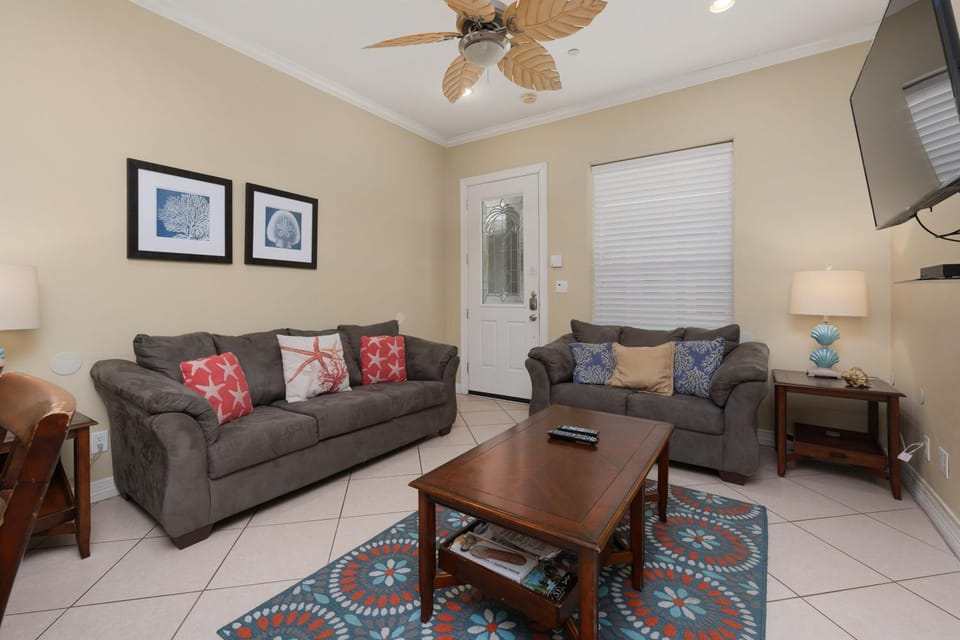 Beautiful 2 Bed 2 bath 1st Floor condo by beach with Pool House in South Padre Island